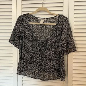 American Rag Black and White Floral Print Flowy Sleeve Blouse with Tie Front